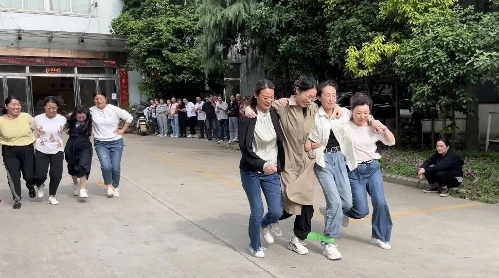 四人五足1.jpg 四人五足1.jpg